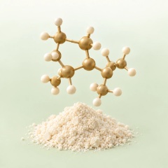 Modelo molecular dorado de la colina sobre un montón de polvo
