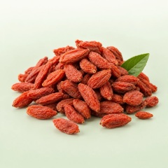 Montón de bayas de goji deshidratadas con una hoja verde