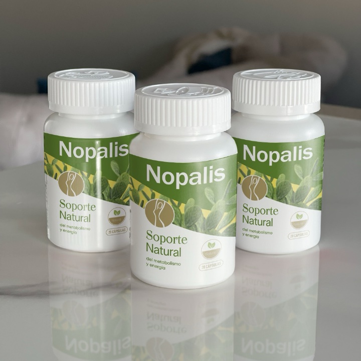 Tres frascos de Nopalis sobre una mesa clara