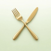 Tenedor y cuchillo dorados cruzados: comer fuera de casa todos los días