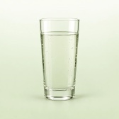 Vaso de agua lleno: la fibra necesita agua para trabajar